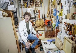 Enrique Fernández de Romarategui, en su estudio en la calle Manuel Iradier.