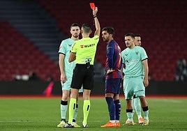 El amargo regreso de Sancet: expulsado por una roja con revisión de VAR