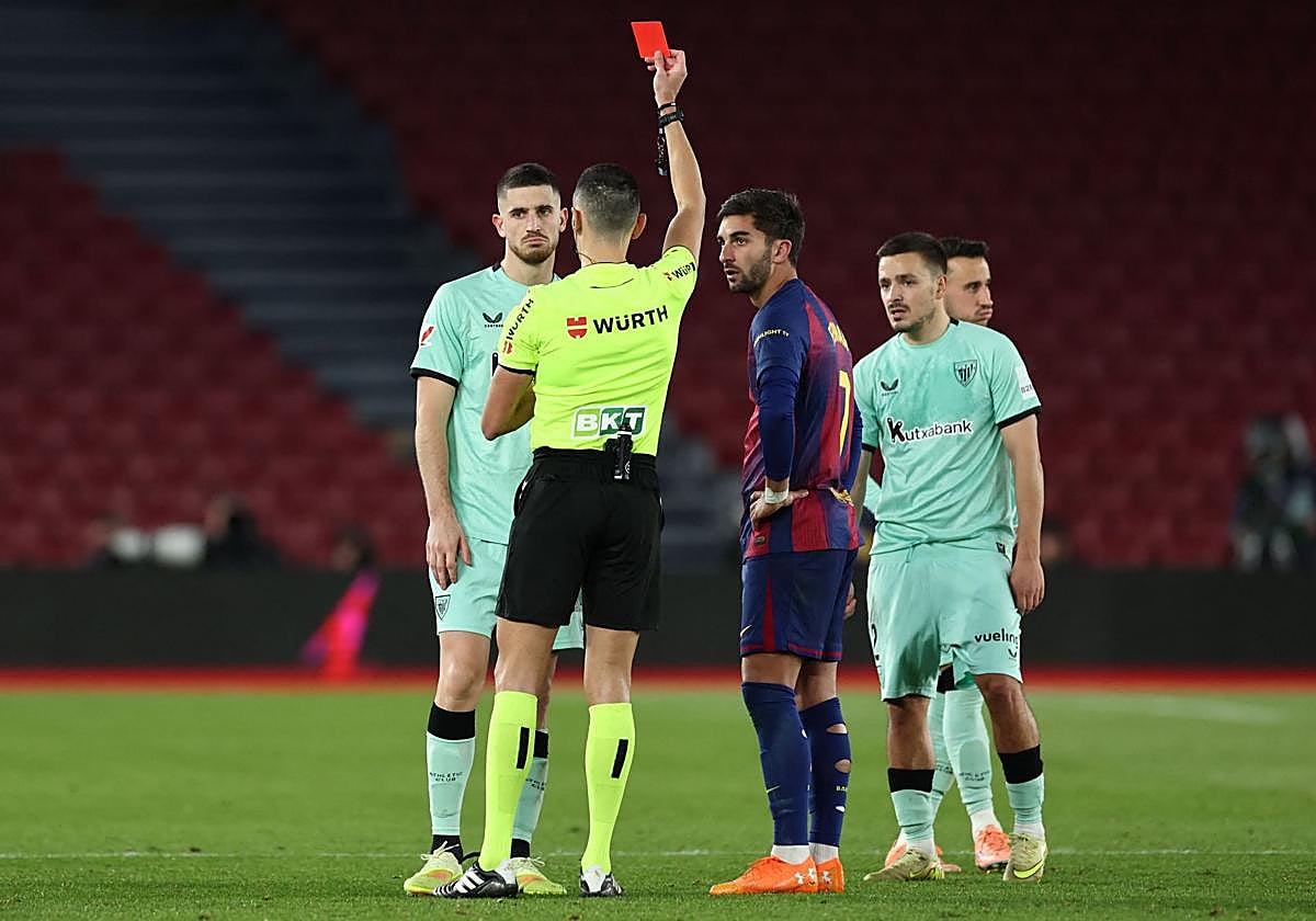 El amargo regreso de Sancet: expulsado por una roja con revisión de VAR