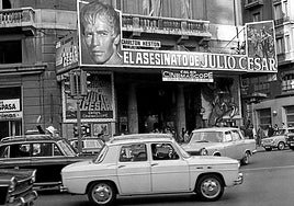 Entrada del Palacio de la Prensa en Madrid, con una película protagonizada por Charlton Heston.