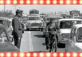 La Guardia Civil dirige el tráfico en la Operación Salida de Semana Santa de 1973, una imagen que refleja otro ritmo y otra sociedad.