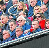 Los directivos Joan Laporta y Jon Uriarte observan el partido desde la grada