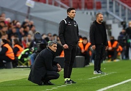 Txingurri, pensativo en la banda del Camp Nou.