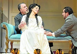Maria Agresta (Adriana Lecouvreur), entre Jorge de León (Maurizio) y Carlos Álvarez (Michonnet).