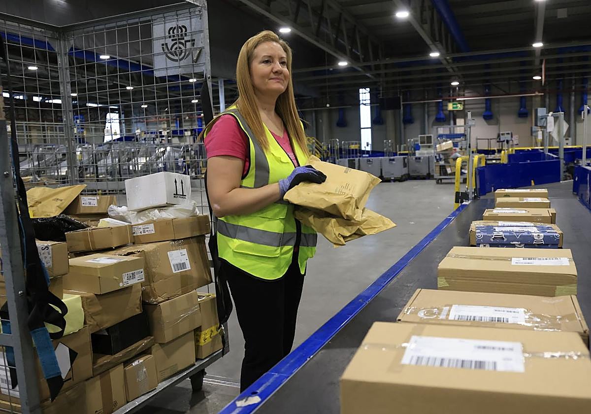 En hora punta, el sistema de clasificación parece una autopista de paquetes.