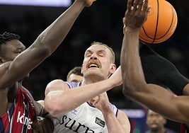 El jugador islandés del Surne Bilbao Tryggvi Hlinason lucha por el balón con el senegalés Khalifa Diop, del Kosner Baskonia