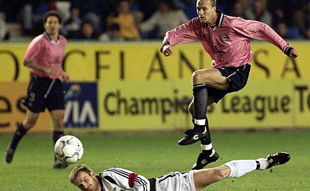 Jordi Cruyff prueba suerte con un disparo desde la frontal del área..