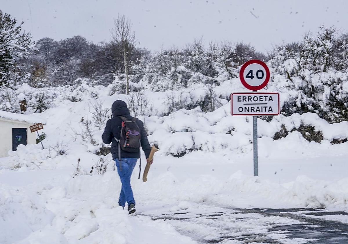El acceso a Onraita, colapsado por la nieve.