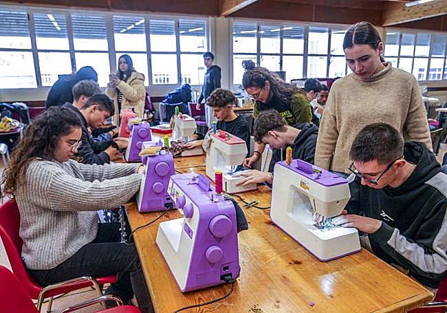 El taller instruyó a los estudiantes en el manejo de máquinas de coser.