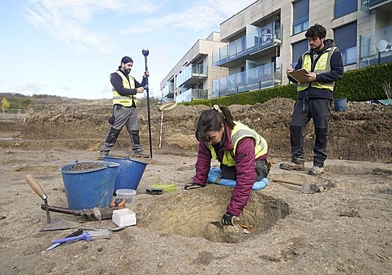 De izquierda a derecha, Erik Arevalo, Cristina Camarero y Aitor Sánchez, durante la excavación que están realizando en Mendizabala.