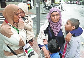 Safaá El Shoukry y Nada Jaser, con sus hijos, dos de ellos afectados por una enfermedad oncológica, en una fotografía tomada esta semana en Bilbao.