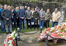 El lehendakari Imanol Pradales y el presidente del PNV Aitor Esteban, en el centro, esta mañana en el cementerio de Sukarrieta.