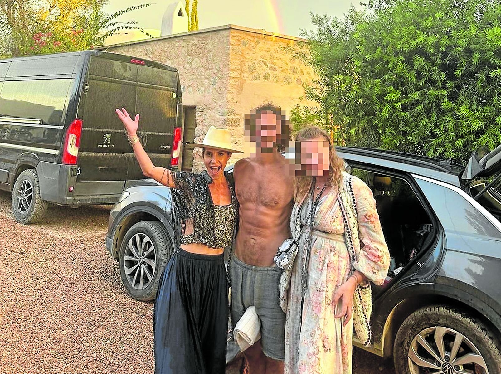Flor Bollini, junto a dos de los invitados, en la villa de Ibiza donde falleció en una sauna durante una fiesta organizada por un millonario sueco.