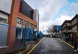 Vista exterior del instituto de Plentzia donde imparte clase una docente que ha sido acosada durante años por decenas de alumnos.