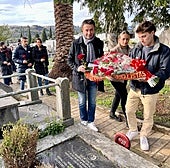 Mikel Torres, y líderes de Juventudes Socialistas, en la ofrenda en Derio.
