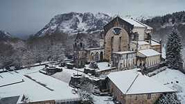 El Santuario de Urkiola teñido de blanco.