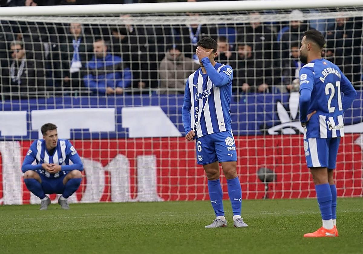 El vestuario del Alavés hace «autocrítica» por el bache