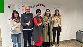 La concejala de Euskera y Cultura, Paule Sánchez (centro de la imagen), junto a miembros del Euskaltegi y autoridades municipales.