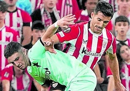 Vivián frena el avance de un jugador del Slavia en San Mamés.