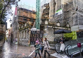 La casa solariega del siglo XVI se ubica entre Correría y Zapatería.