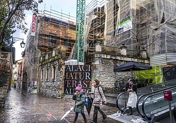 La casa solariega del siglo XVI se ubica entre Correría y Zapatería.