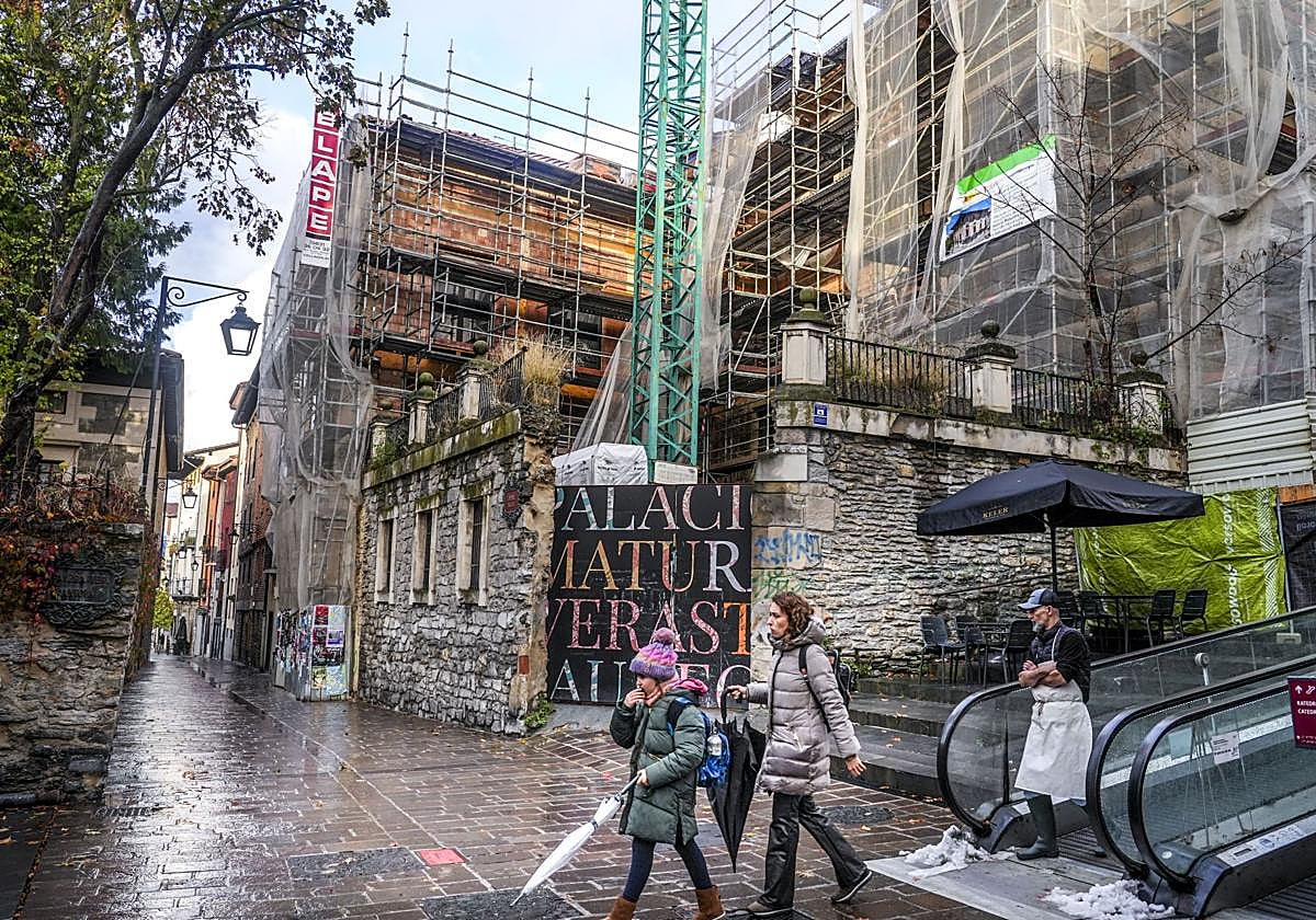 La casa solariega del siglo XVI se ubica entre Correría y Zapatería.