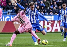 Toni Martínez, en el momento de recibir el impacto en su pie izquierdo.