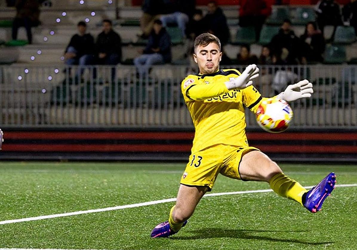 El meta Anartz evitó una mayor goleada ante el Tenerife.