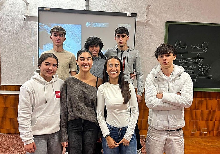 Siete de los alumnos que representan el centro en el concurso de ideas empresariales.