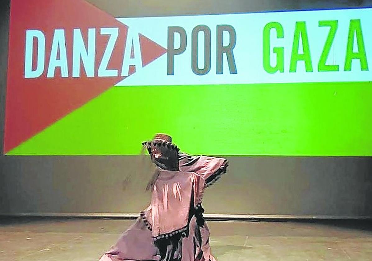 Dani Hernández, bailarín y coreógrafo, participa en la organización.