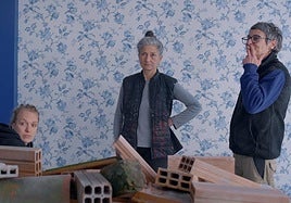 Yulia, Bea y Rakel, las tres trabajadoras que protagonizan el documental 'Llámame Sinsorga'.