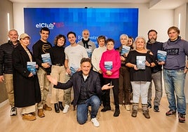 Mikel Santiago junto a los sucriptores en la sala de eventos de EL CORREO en Vitoria.