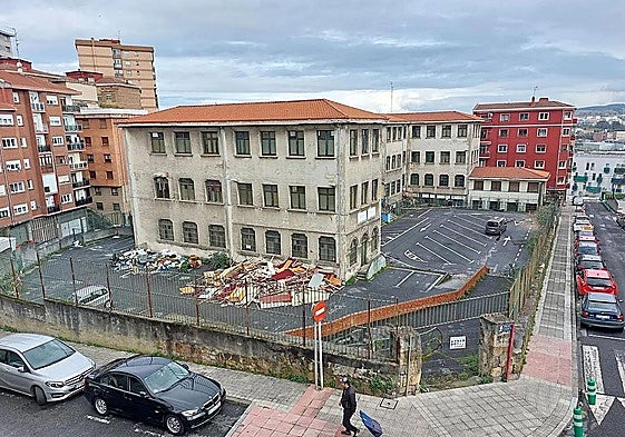 Vista del edificio ya derribado de las antiguas escuelas de Rebonza, donde se iba a ubicar el centro de Sestao.