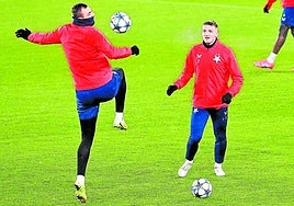 Los jugadores del Slavia se ejercitaron este lunes bajo la gélida mañana de Praga, con temperaturas bajo cero.