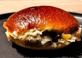 Dos estudiantes abren el primer local de hamburguesas cerradas de Bilbao.