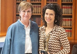 La periodista de EL CORREO, Yolanda Veiga, a la derecha, junto a la presidenta de la Fundación Aliados, Almudena Fontecha.