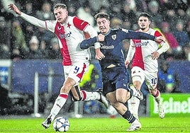 Jauregizar, quien entró en la segunda parte por Ruiz de Galarreta, pelea por un balón con el defensa del Slavia Zima.