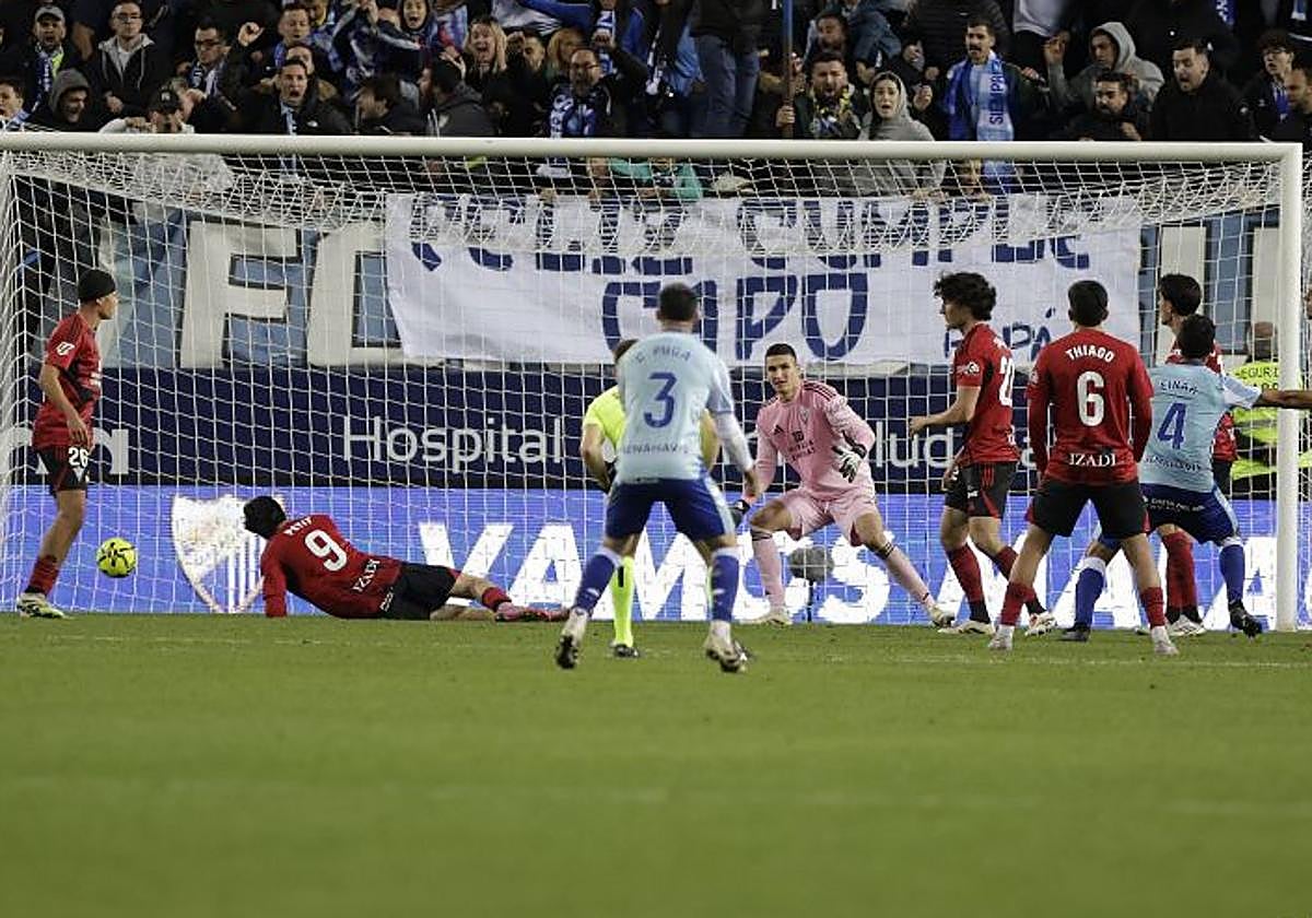 El tercer gol en contra en La Rosaleda llegó en el minuto 94 tras una mala defensa de esa acción.