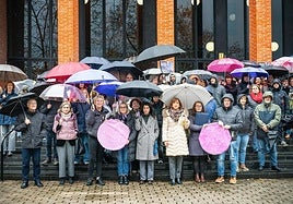El paro institucional por el 25-N ha comenzado a las 11.00 con la lectura del manifiesto.