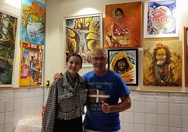 La soprano Aitana Alonso y Mikel Palacio posan junto a las pinturas.