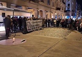 Los vecinos de Getxo guardaron un minuto de silencio en solidaridad con las 39 víctimas de violencia machista durante este año.