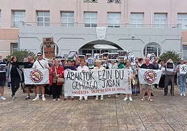 Imagen de una protesta vecinal contra la variante ante el Ayuntamiento de Abanto.