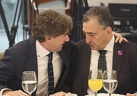 Eneko Andueza charla con Aitor Esteban minutos antes de intervenir en el foro.