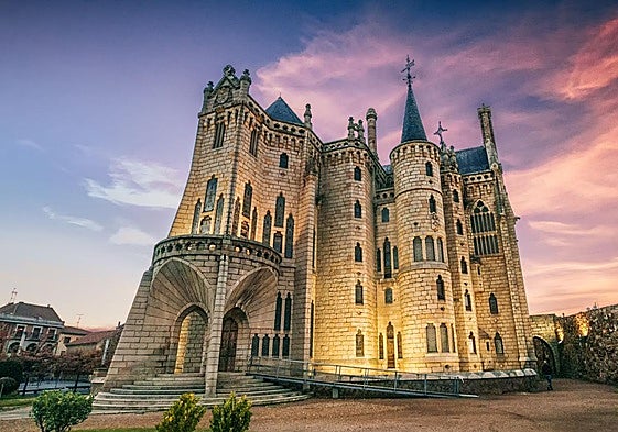 El Palacio de Gaudí es de de estilo neogótico y tiene rasgos de castillo, templo y palacete señorial.