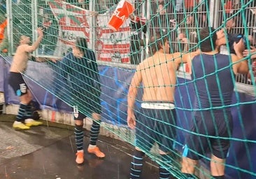 El bonito gesto de los jugadores del Athletic con los aficionados desplazados a Praga