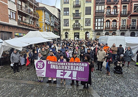 Concentración en Bermeo tras la lectura de un manifiesto contra la violencia de género en la Goiko plaza de la villa marinera.
