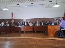 Los partidos políticos debaten en el pleno del Ayuntamiento