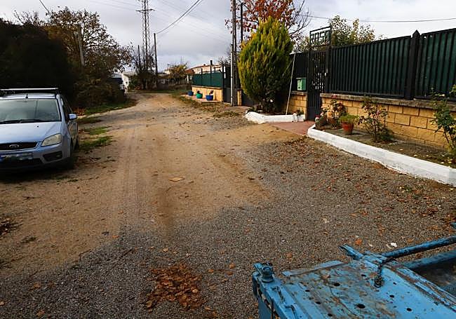 Los vecinos echaron en agosto grava para tapar los baches.