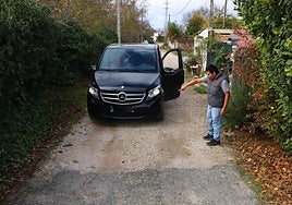 Camayo lamenta el deterioro de una calle urbana en la que no se ha invertido hace décadas.