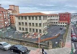 Vista del edificio ya derribado de las antiguas escuelas de Rebonza, donde se iba a ubicar el centro de Sestao.